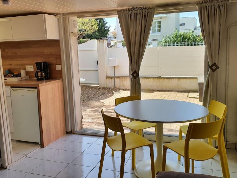 Logement Amboise Centre Avec Terrasse Privee Exterior photo